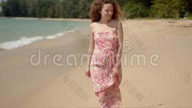 阳光明媚的日子里，一个穿着<strong>花裙子</strong>在沙滩上散步的好女人